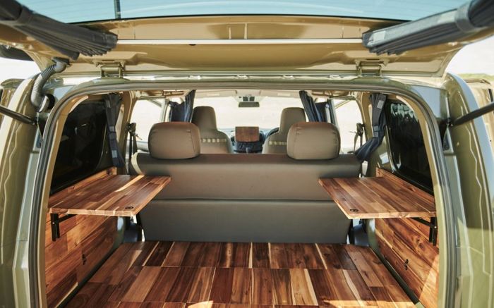 ruang kargo belakang dihiasi panel kayu