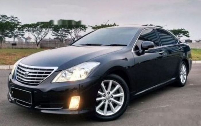 detail tampilan Toyota Crown Royal Saloon