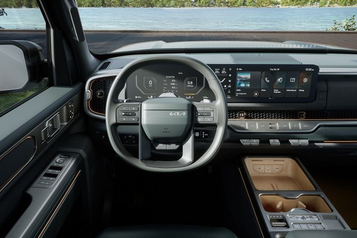 Close up interior Kia Tasman menampilkan fitur pada setir dan konsol.