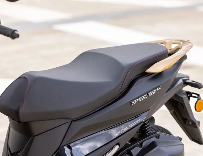 begel belakang cukup besar dan bisa dimanfaatkan sebagai dudukan top box