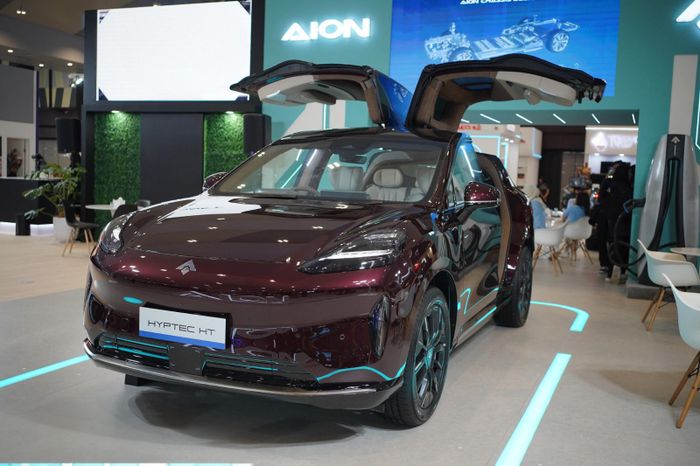 AION Hyptec HT varian Ultra dengan pintu gull-wing