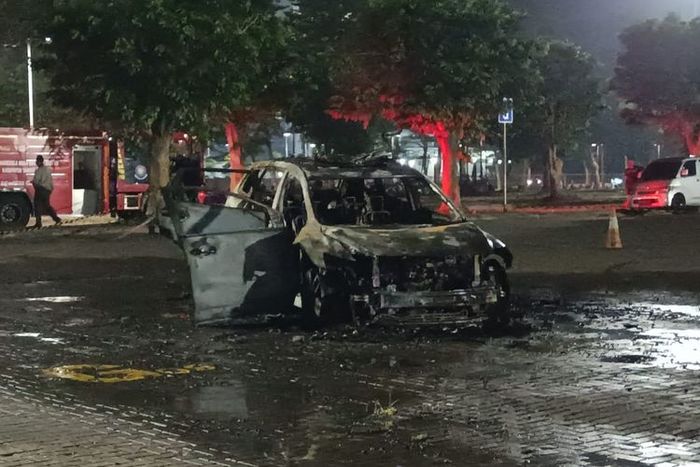 Kondisi Mazda CX-9 setelah terbakar habis di parkiran ICE BSD City Tangerang saat IMOS 2024