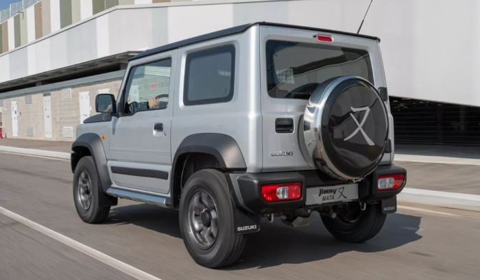 bagian belakang dilengkapi penutup ban cadangan model hardcover