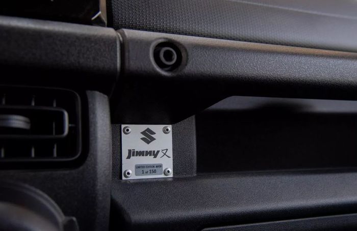 di bagian interior terdapat plakat nomor produksi