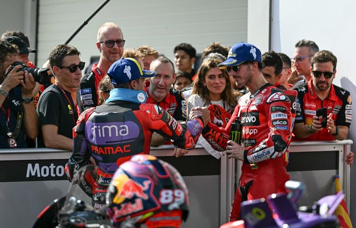 Francesco Bagnaia (kanan) dan Jorge Martin bersalaman setelah balapan MotoGP Malaysia 2024 di Sirkuit Sepang, Minggu (3/11/2024).