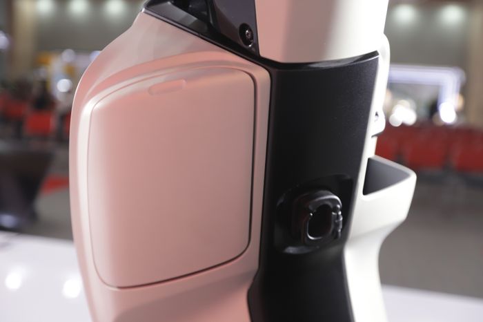 New Honda Scoopy generasi terbaru dibekali USB Type-C Charger, yang memungkinkan pengguna mengisi daya perangkat elektronik selama berkendara.