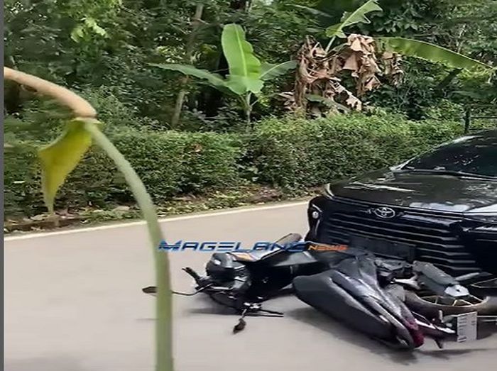 Honda Vario 125 diseret Toyota Avanza di Kujon Borobudur Magelang