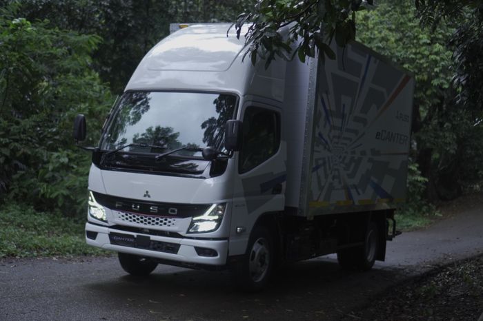 Truk listrik Fuso eCanter dilengkapi teknologi pengisian daya cepat atau fast charging, yang memungkinkan pengisian penuh hanya dalam waktu sekitar 3 jam