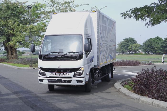 Fuso eCanter juga dilengkapi teknologi pengereman regeneratif yang mampu mengembalikan energi yang hilang saat pengereman kembali ke baterai