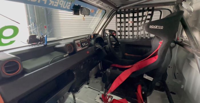 interior Toyota Hilux Champ balap