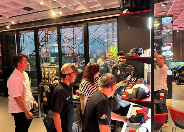 GR Garage juga menyediakan apparel bernuansa Gazoo Racing