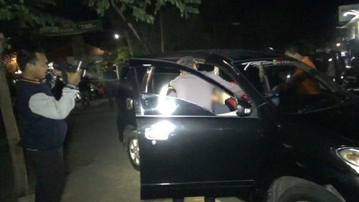 Polisi mengevakuasi sopir Toyota Avanza yang meninggal saat perjalanan menjemput penumpang di pasar Baru Parang, Magetan, Jawa Timur