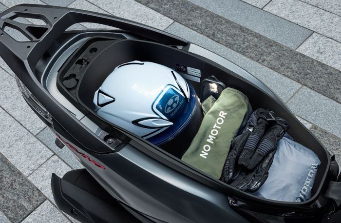 memiliki bagasi luas bervolume 37 liter yang bisa muat helm full face dan barang lainnya