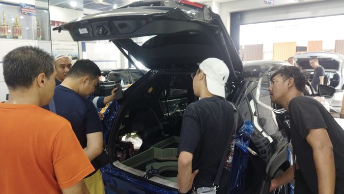 Para komonitas Yaris Cross Jakarta tengah mendengarkan penjelasan soal instalasi audio mobil dari Cartens Audio