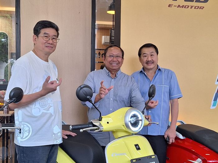 Budi Setyadi, Ketua AISMOLI (tengah) bersama 