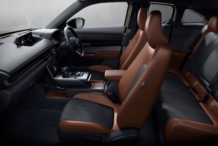 Interior Mazda MX-30 Retro Sports dengan jok terracotta-hitam.