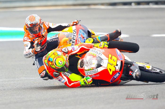 Valentino Rossi dan Casey Stoner crash di Jerez 2011 silam