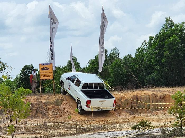 Jalur Tanjakan Test Drive All New Triton di provinsi Riau