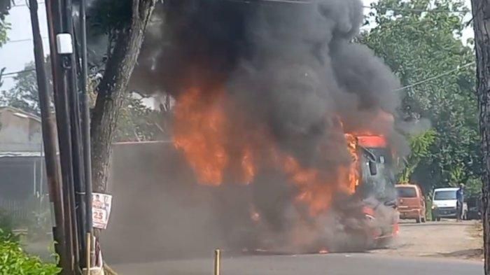 Bus Trans Semarang terbakar hingga ludes di Getas, Cepoko, Gunungpati, kota Semarang
