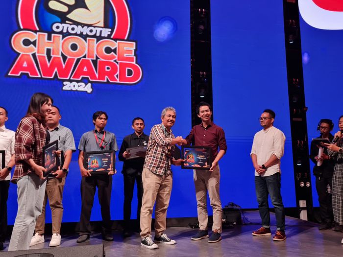 Pemberian penghargaan oleh tim redaksi OTOMOTIF GROUP kepada perwakilan Yamaha atas terpilihnya oi Yamalube menjadi The Best Motorcycle Genuine Oil di ajang Otomotif Choice Award 2024, (7/11/24)