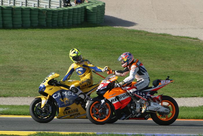 Valentino Rossi memberikan selamat kepada Nicky Hayden usai MotoGP Valencia 2006