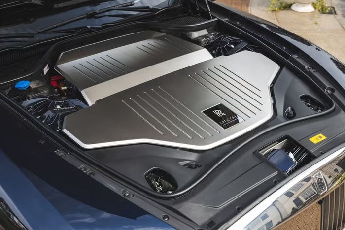 penggerak listriknya memilik tenaga setara 476 dk dan torsi 900 Nm