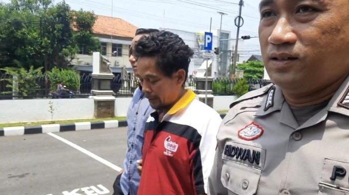 Rouf (44) dikawal Polisi saat akan menjalani pemeriksaan kesehatan di klinik Bhayangkara