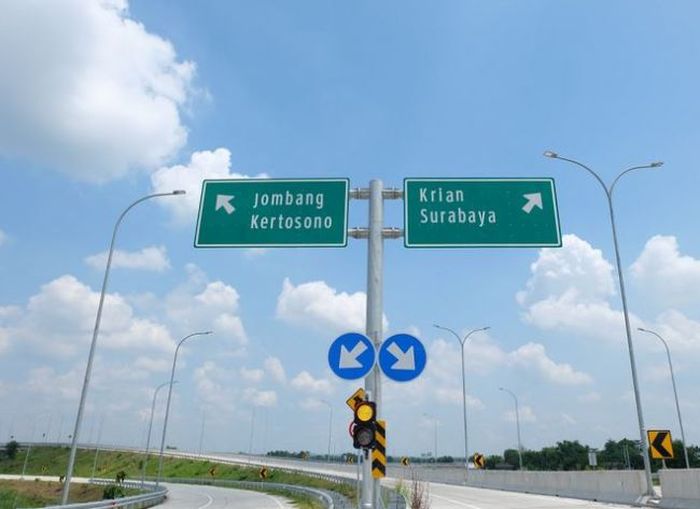contoh rambu penunjuk jalan warna hijau di jalan tol