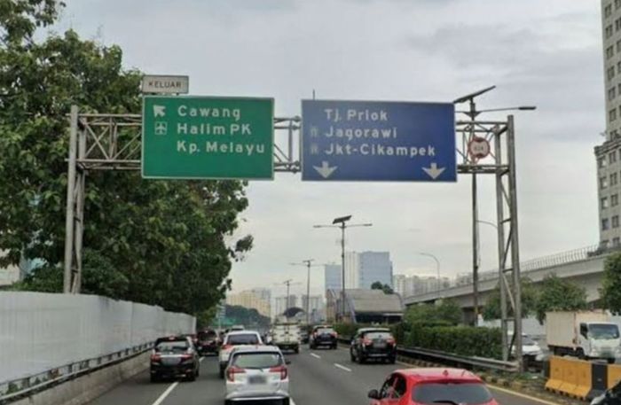 papan rambu penunjuk jalan warna biru di jalan tol (kanan)