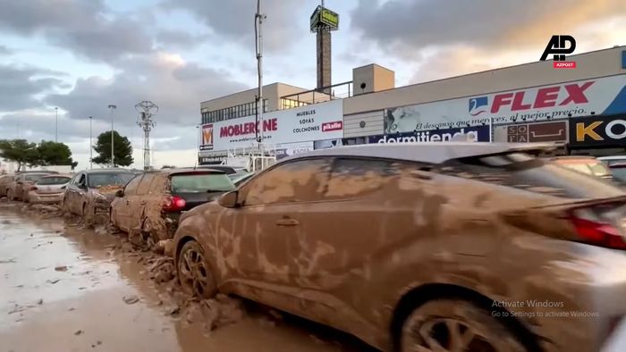 Mobil-mobil dipenuhi lumpur efek banjir parah di Valencia