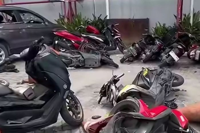 Motor dan mobil rusak digebuki balok kayu oleh anggota Ormas di cucian mobil Jl Tuanku Tambusai, kota Pekanbaru, Riau