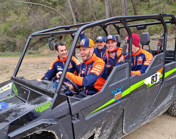 Maverick Vinales sudah memakai seragam resmi Red Bull KTM