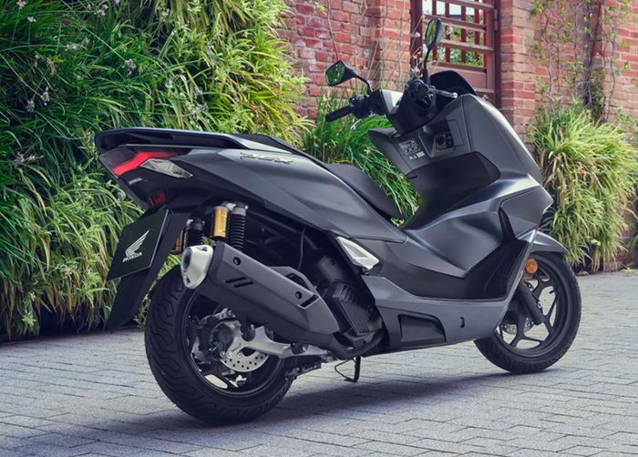 stoplamp kini lebih simpel dan shockbreaker belakang diberi tabung