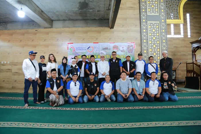 Bakti sosial dalam acara Anniversary ke 6th ID42NER Chapter Bekasi dan ID42NER Chapter Karawang