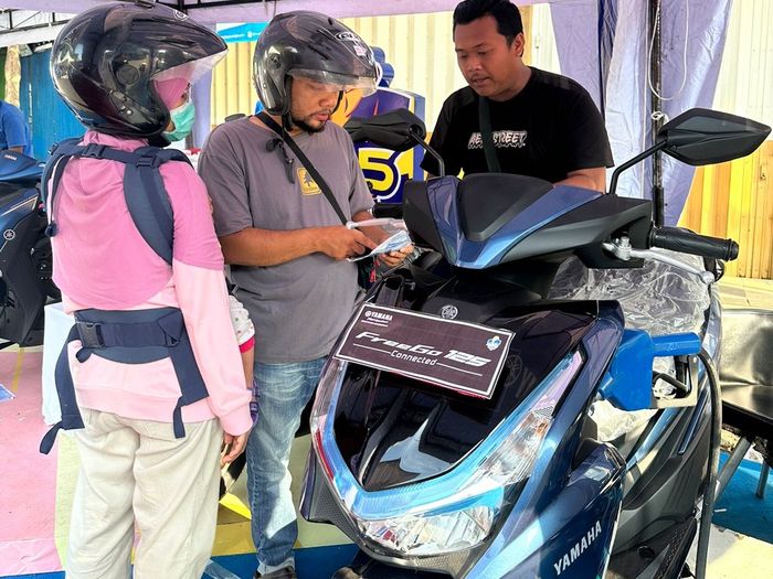 Pengunjung bertanya-tanya soal diskon di booth Yamaha Grebek Pasar Rame Semarang, (15-17/11/24)
