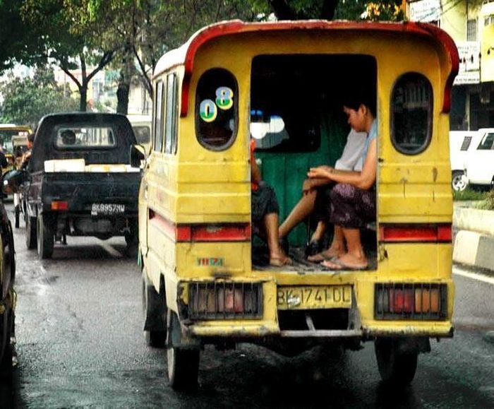 Warga kota Medan menaiki Sudako yang kini sudah punah