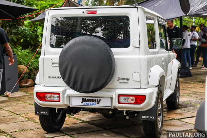 bagian belakang terdapat penutup ban cadangan model soft cover