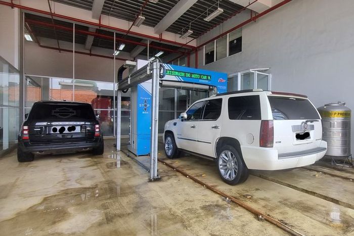 Cucian mobil mekanik di Rupbasan KPK di Dewi Sartika, Cawang, Jakarta Timur