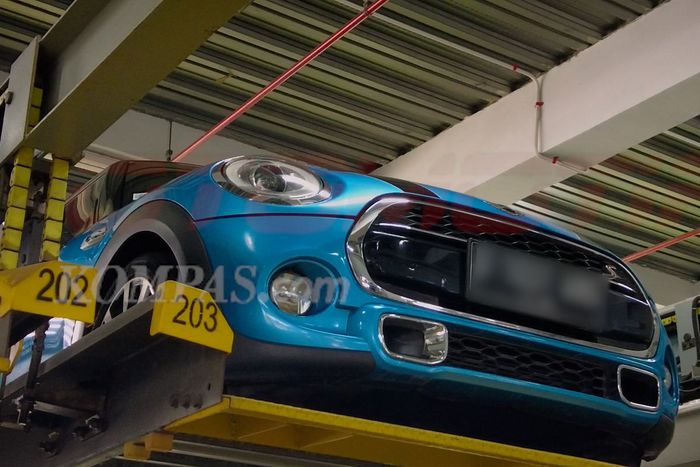 Mini Cooper S sitaan KPK di Rupbasan Dewi Sartika, Cawang, Jakarta Timur
