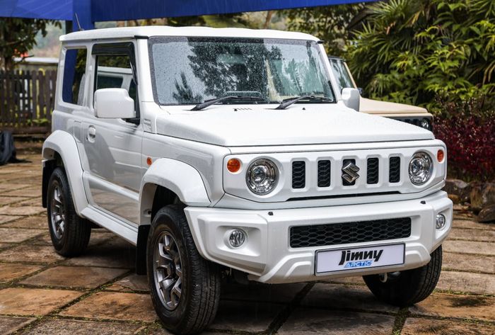 Suzuki Jimny Arctic 2024 punya tampilan serba putih