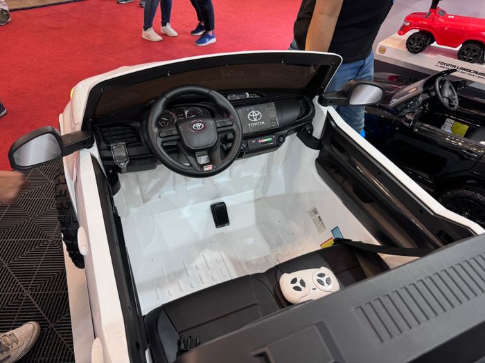 Desain interior Volta 5099 dibuat mirip dengan Hilux GR Sport yang asli