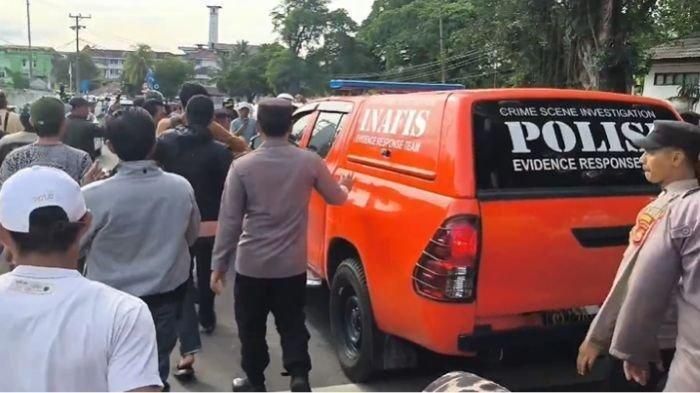 Gubernur Bengkulu, Rohidin Mersyah berada di dalam Toyota Hilux milik tim INAFIS saat akan dibawa tim KPK ke Jakarta