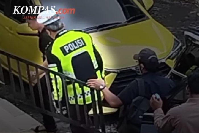 Gubernur Bengkulu, Rohidin Mersyah terlihat diamankan tim KPK dengan dipakaikan rompi Polantas untuk kamuflase dari massa pendukung di Polresta Bengkulu