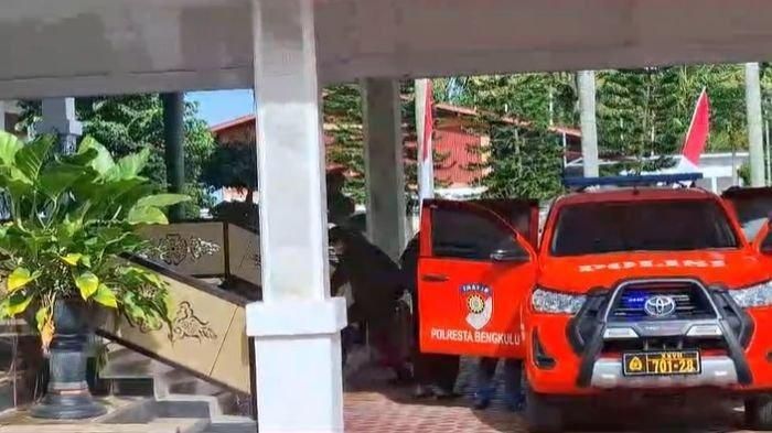 Toyota Hilux milik tim INAFIS Polresta Bengkulu yang dipakai mengangkut Gubernur Bengkulu, Rohidin Mersyah saat digelandang tim KPK