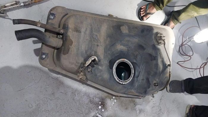 Tangki BBM Daihatsu Terios yang dibongkar Bram dari Anyar Motor Bintaro