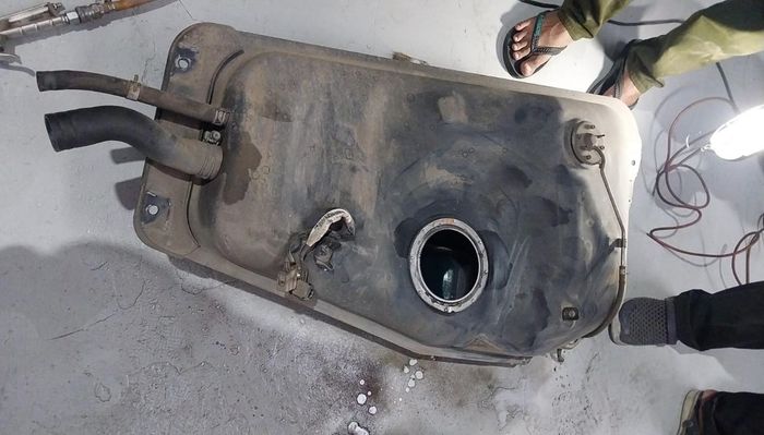 Tangki BBM Daihatsu Terios yang dikuras oleh Bram dari Anyar Motor Bintaro