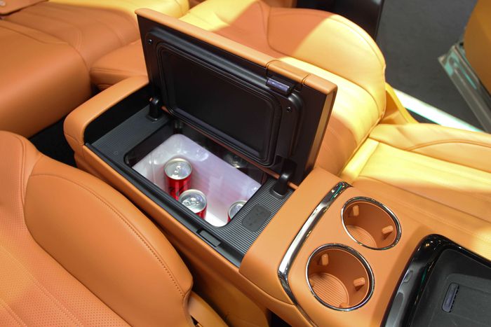 AION V Interior Kulkas Pendingin dan Pemanas