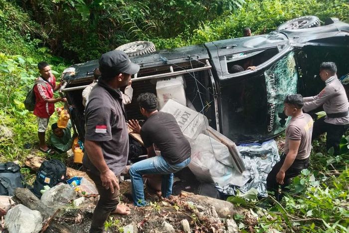 Petugas mengevakuasi logistik Pilkada yang terbalik ke jurang saat diangkut Toyota Hilux di Desa Persiapan Waegarahi, Fenaleisela, Kabupaten Buru, Maluku