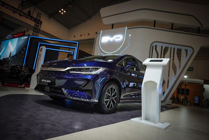 BYD M6.