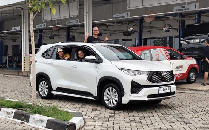 peserta Kopdar Akbar Jawa 2024 berkesempatan menjajal Toyota Innova Zenix Hybrid